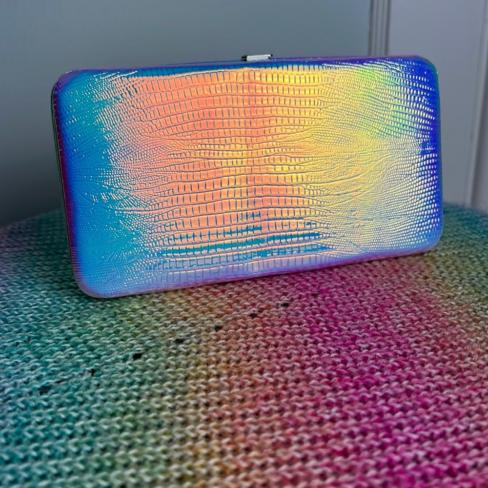 Iridescent click wallet